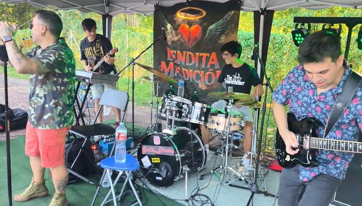 Guille tocando con Bendita Maldición