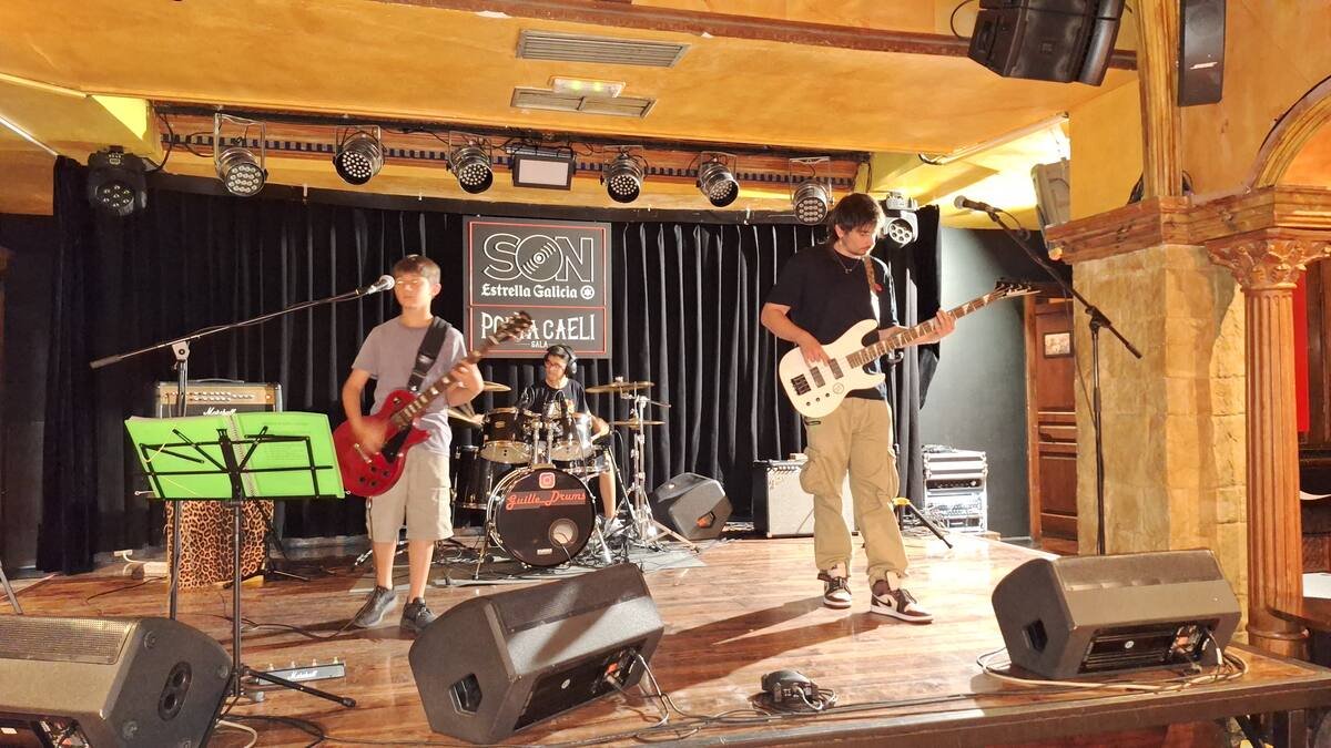 Guille tocando con Los Anónimos
